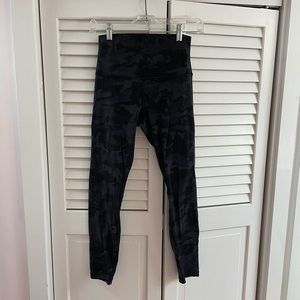 Lululemon 25” Camo Aligns Size 6